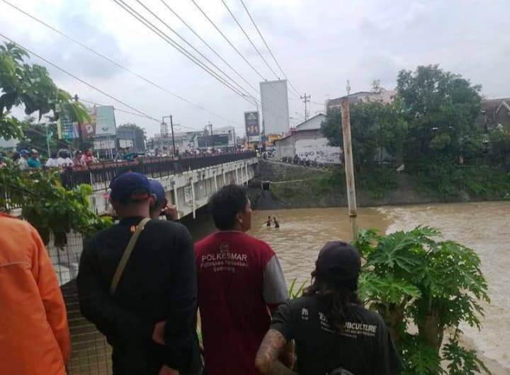 pencuri terjun ke sungai