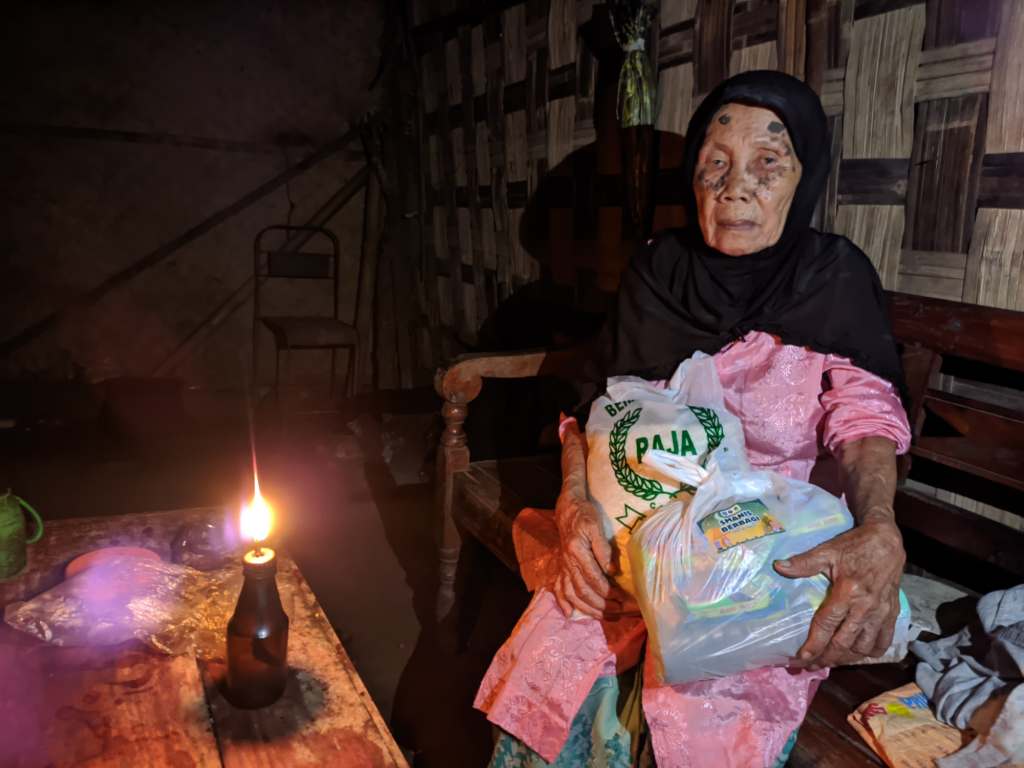 Kondisi rumah Mbah Lampi (80) warga Kampung Ngaringan RT 5, Desa Gading, Kecamatan Tanon, Kabupaten Sragen, Jawa Tengah Hanya Menggunakan Lampu Minyak Tanah Sebagai Penerangan Pada Malam Hari || Foto Huri Yanto