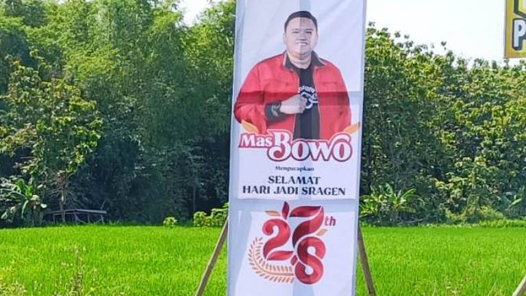 Foto Baliho Adik Kandung Bupati Sragen Untung Wibowo Sukowati bertuliskan Selamat Hari Jadi Kabupaten Sragen ke 278 di Jalan Raya Kalijambe - Plupuh Sragen Senin (29/4/2024) Foto Huri Yanto