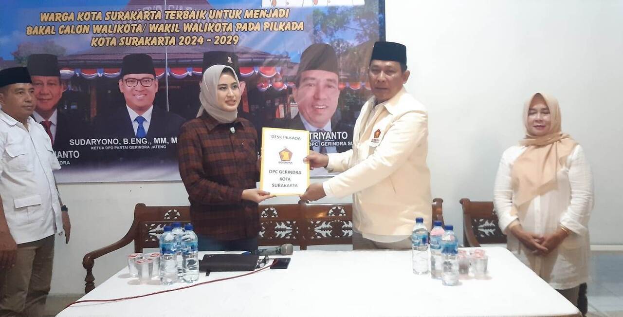 Astrid Widayani kembalikan formulir