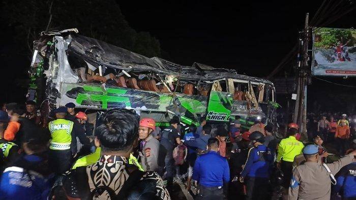 evakuasi-bus-trans-putera-fajar-di-subang-ok