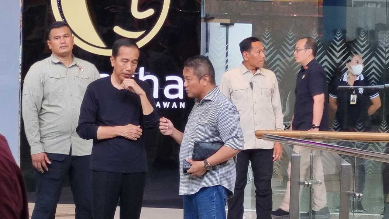 Jokowi berbincang dengan Ketua Umum Sekabel (Sedulur Kayu Mebel dan Pengusaha Indonesia), Setyo Wisnu Broto