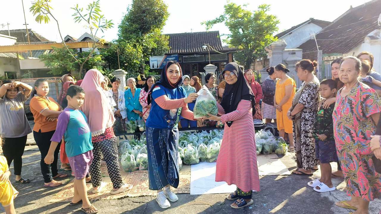 Diah Warih Bagi-Bagi Sayuran Ke Warga 1