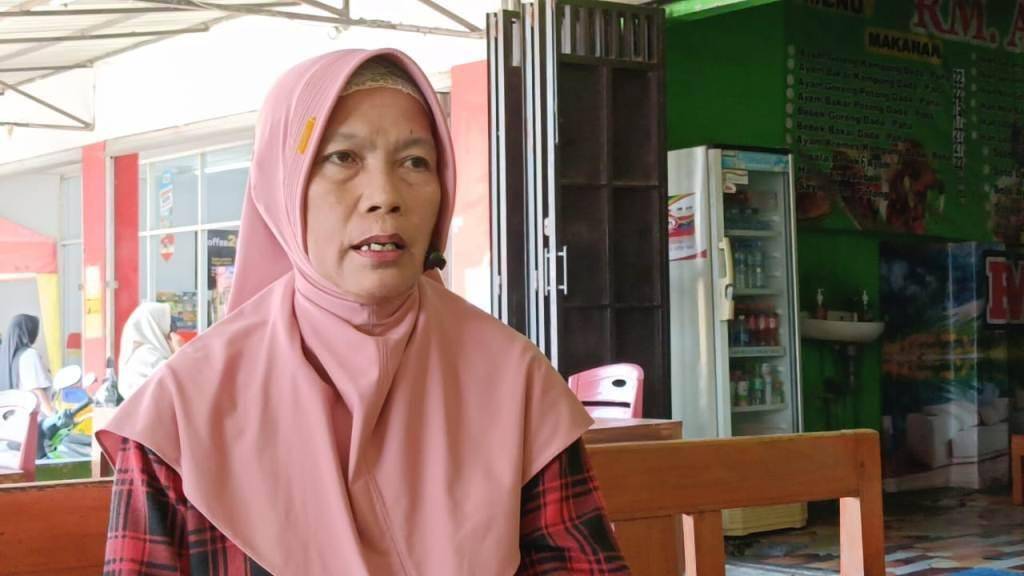 Sri Suparni salah satu pedagang pasar malam Tangen Sragen yang sehari-hari berjualan sayuran dan bumbu dapur