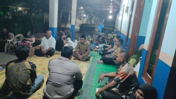 0308 - silaturahmi petugas polsek sampaikan bela sungkawa di rumah korban penganiayaan