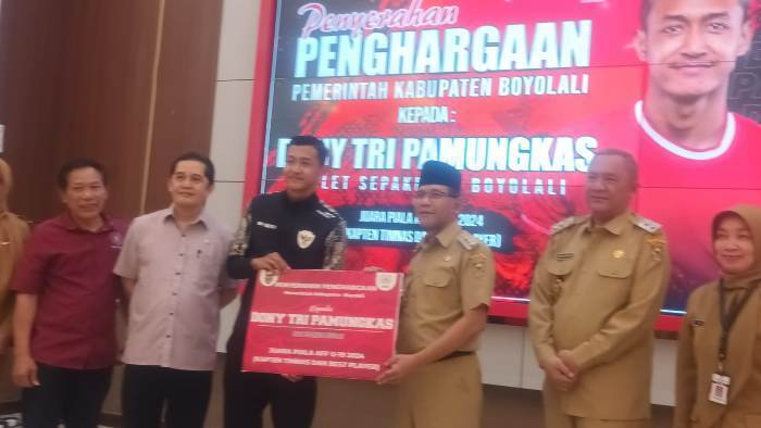 0508 - dony Penghargaan untukDoni Tri Pamungkas sebagai Timnas U-19 berprestasi