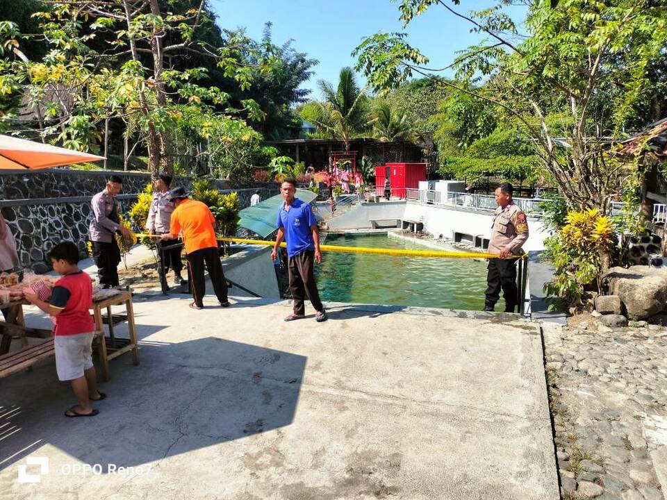 polisi memasang police line