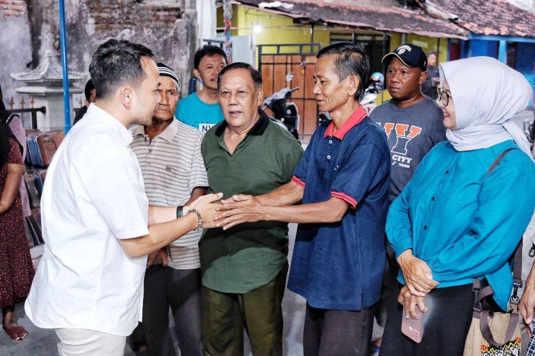 Calon Wali Kota Solo Respati Ardi menyalami warga