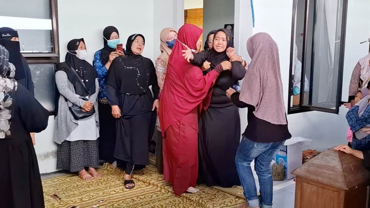 orangtua santri menangis