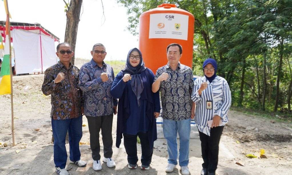 Bupati Sragen, dr. Hj. Kusdinar Untung Yuni Sukowati, meresmikan bantuan sumur air bersih di 6 titik lokasi di Kecamatan Sumberlawang dan Miri pada Jum’at (4/10/2024) || dok Pemkab Sragen
