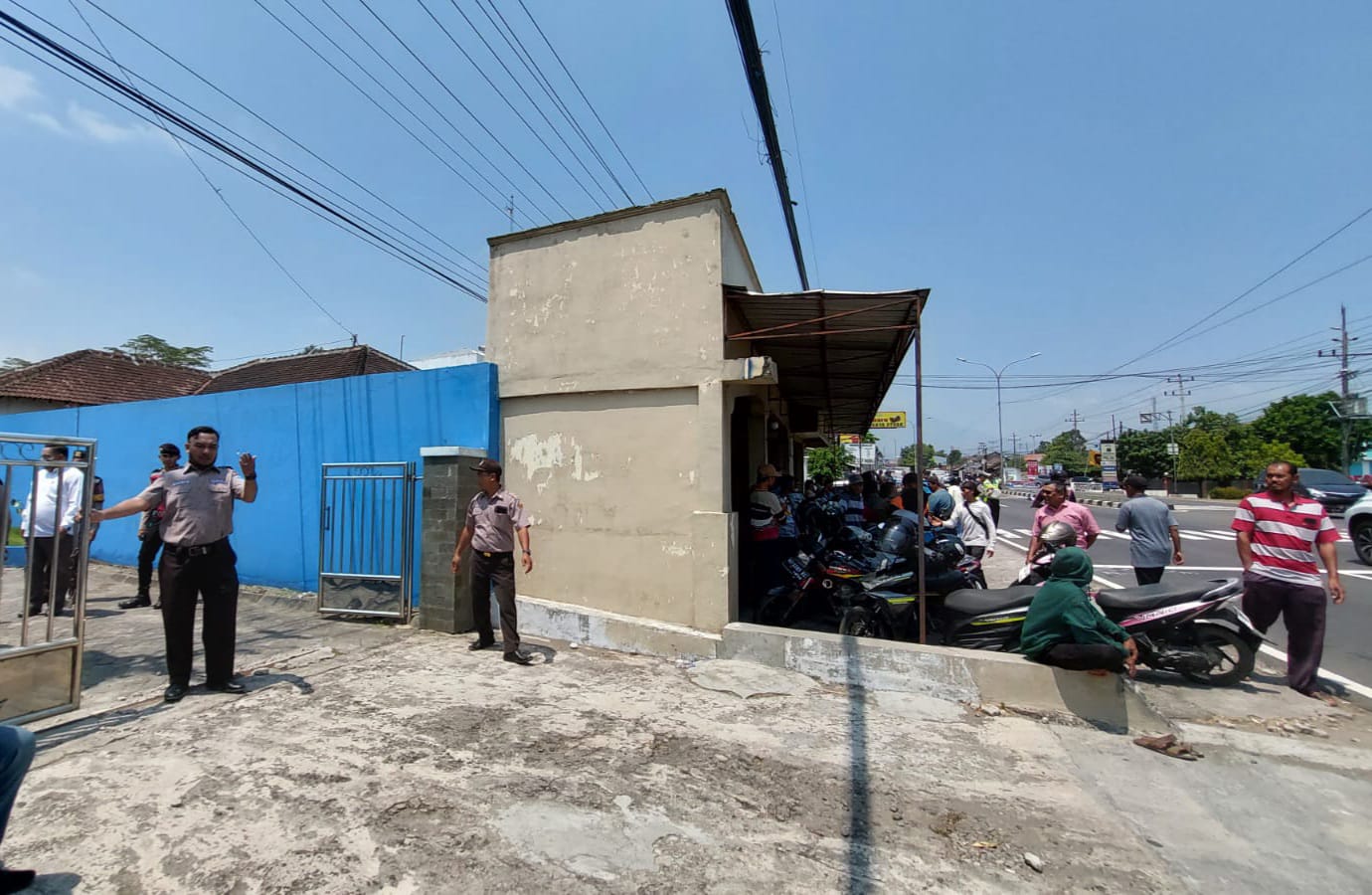 Seratusan Peternak Sapi Perah Geruduk KPP Pratama Boyolali!  Rekening Pengepul Susu Dibekukan, Peternak Tak Bisa Setor