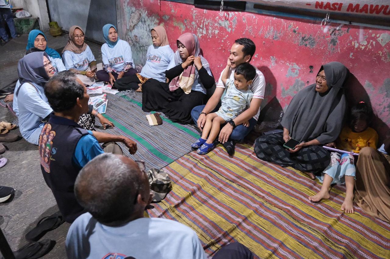 Jagongan Sambil Makan Bareng Warga Panularan, Respati Sampaikan Pesan Gibran Soal Kantin Sehat di Sekolah Solo