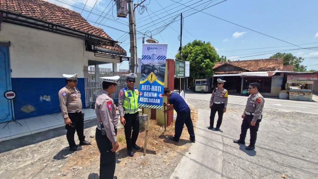 Sering Terjadi Kecelakaan Fatal, Polisi Pasang Rambu di 9 Titik Strategis Sragen, Jawa Tengah