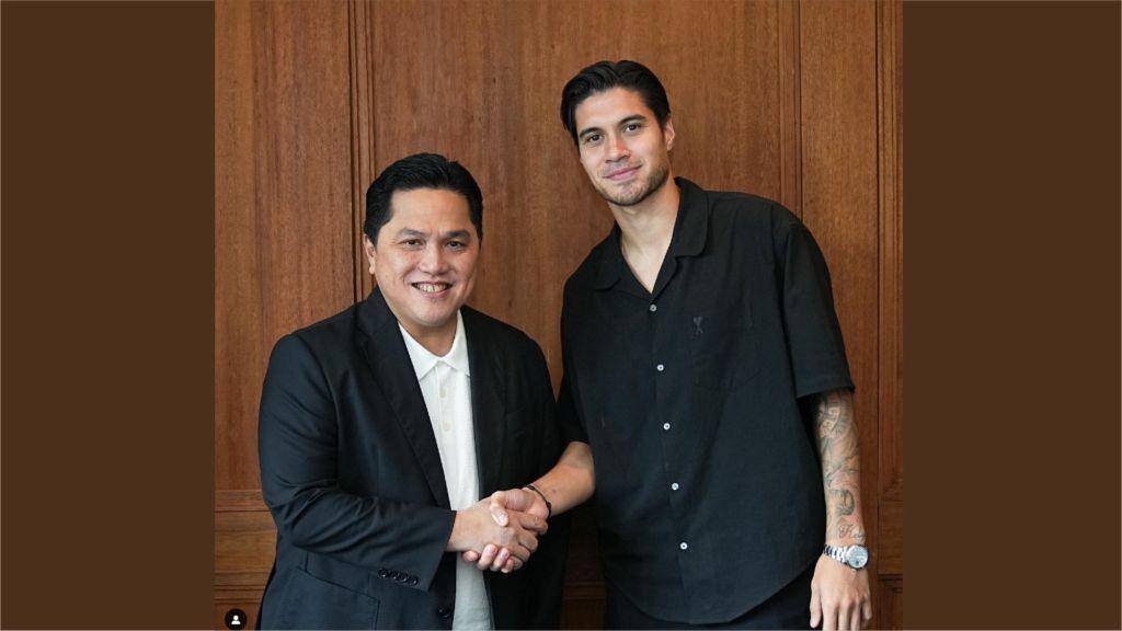 kevin diks bersalaman dengan erick tohir