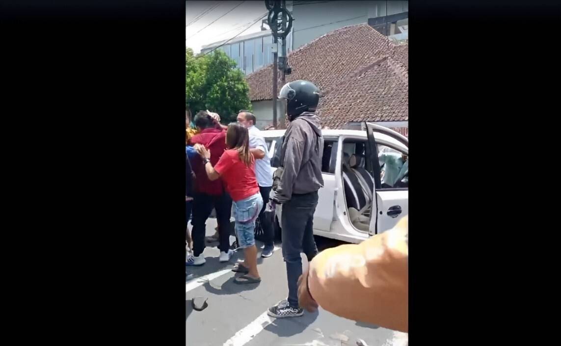 pelaku tabrak lari diamankan warga 1