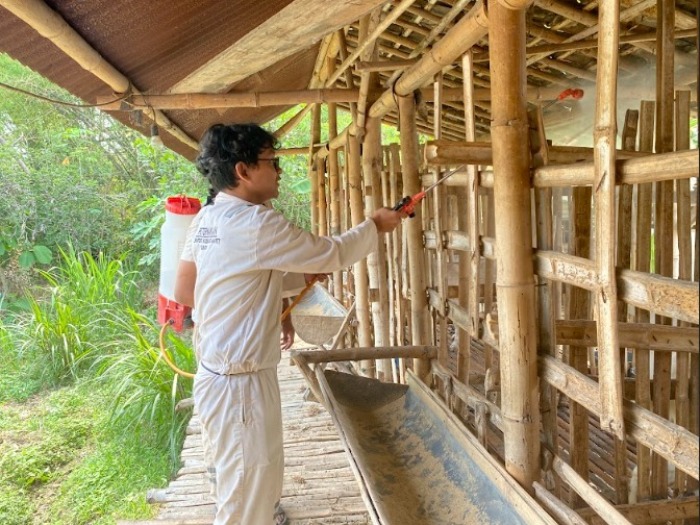 Mahasiswa MBKM UNS Surakarta Beri Vitamin dan Edukasi Kesehatan Ternak pada Peternak Kambing Perah di Sragen