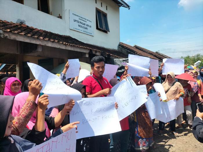 2011 - aksi tolak pindah pasar