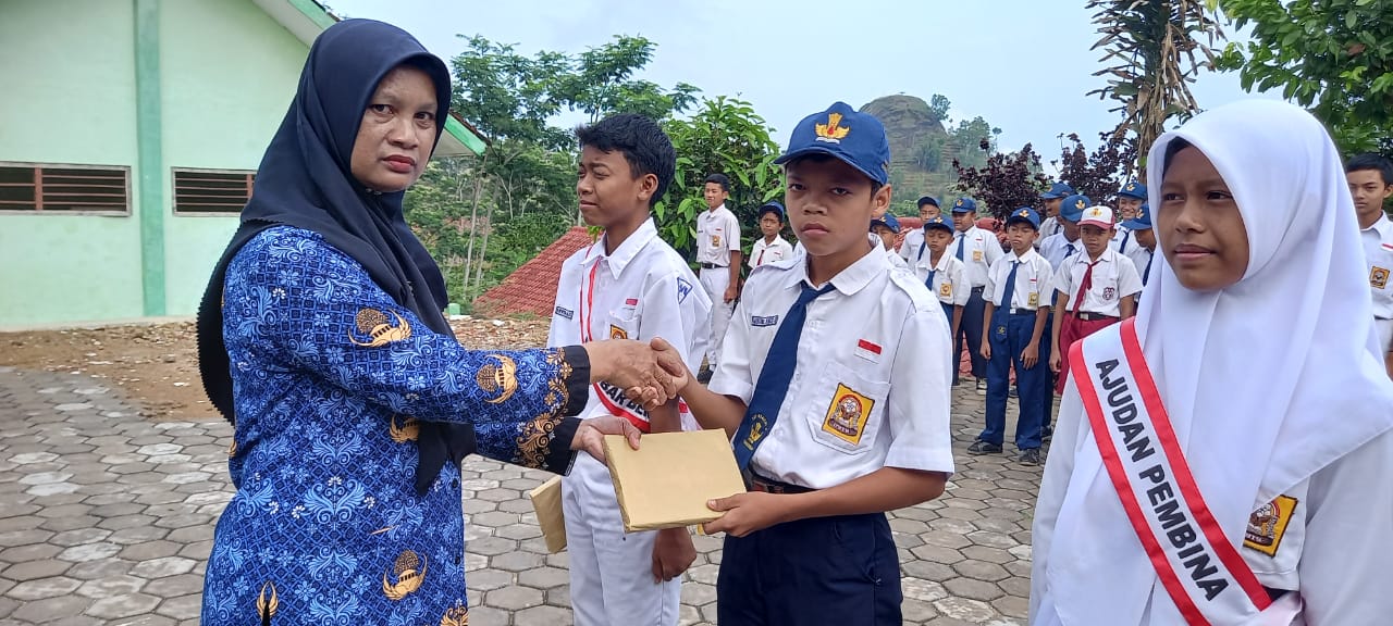 Unik Peringatan Hari Pahlawan di SMPN 4 Karangtengah Wonogiri, Menginspirasi Generasi Muda untuk Meneladani Semangat Pahlawan, 4 Siswa Diberi Apresiasi