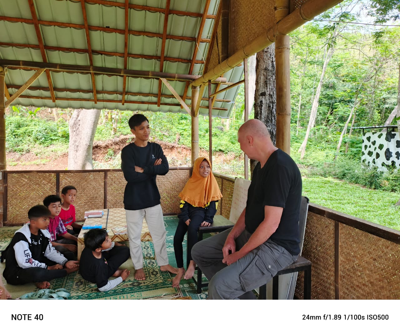 Di Pantai Gading Purba Wonogiri, Bocah bocah Belajar Bahasa Inggris dengan Native Speaker Asal Jerman Momen Hari Toleransi Internasional