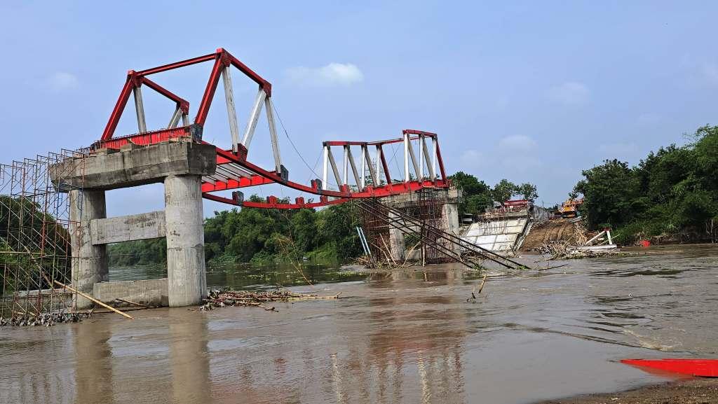 Proyek Jembatan Masaran-Plupuh di Sragen Patah dan Melengkung Diterjang Banjir Bengawan Solo, Pengerjaan Diprediksi Akan Molor