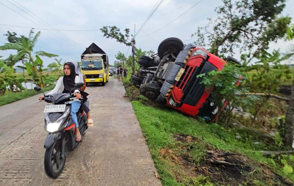 Kecelakaan Truk Bata Ringan Blesscon Sragen di Jalan Raya Tanon – Sumberlawang, 4 Ribu Lebih Bata Rusak dan Berserakan di Sawah