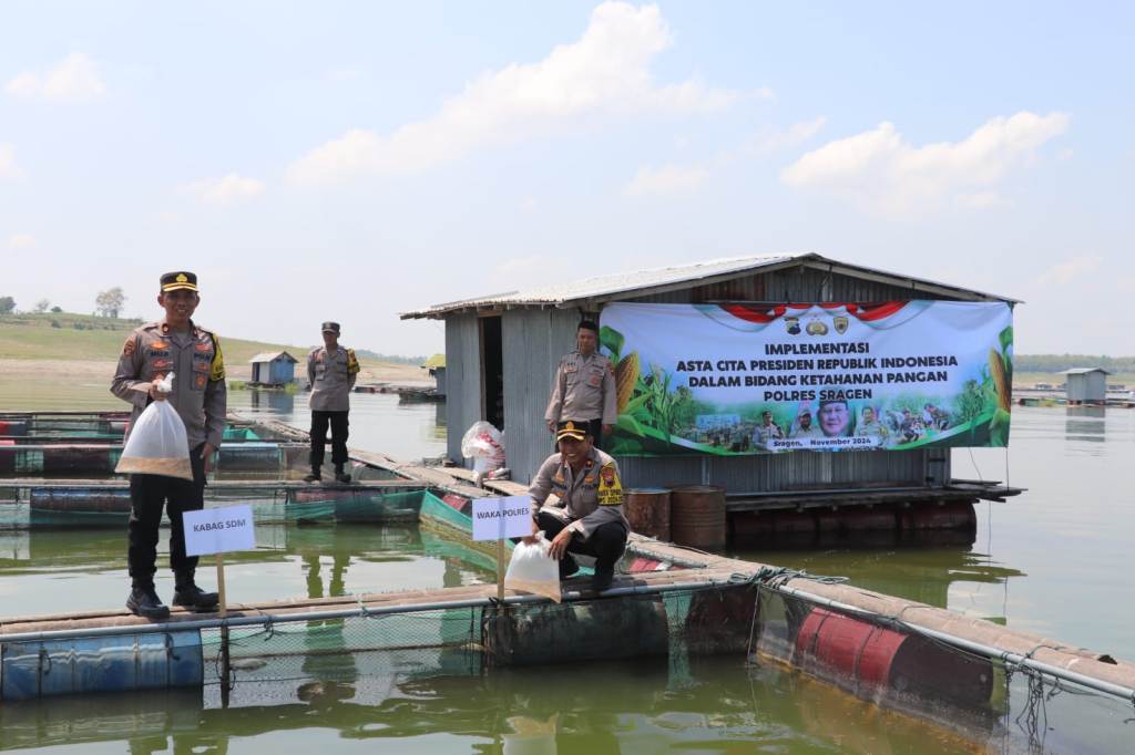 Semangat Dukung Program Asta Cita Presiden Prabowo, Polres Sragen Bantu dan Tebar 10.000 Bibit Ikan Bagi Kelompok Nelayan Waduk Kedung Ombo (WKO) Wilayah Sumberlawang