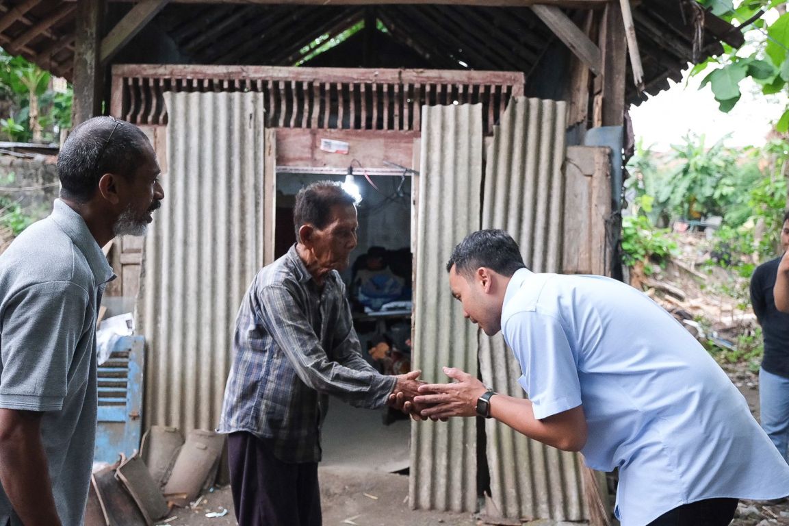 Blusukan di Mojosongo, Begini Reaksi Respati Saat Bertemu Lansia yang Setahun Makan Nasi Aking