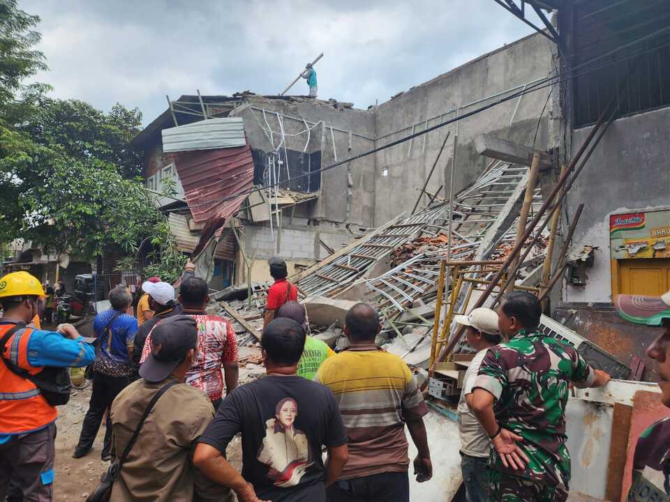 t4oko besi bekas ambruk