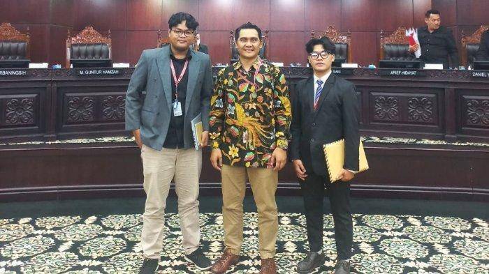 0201 - Gugatan mahasiswa MK