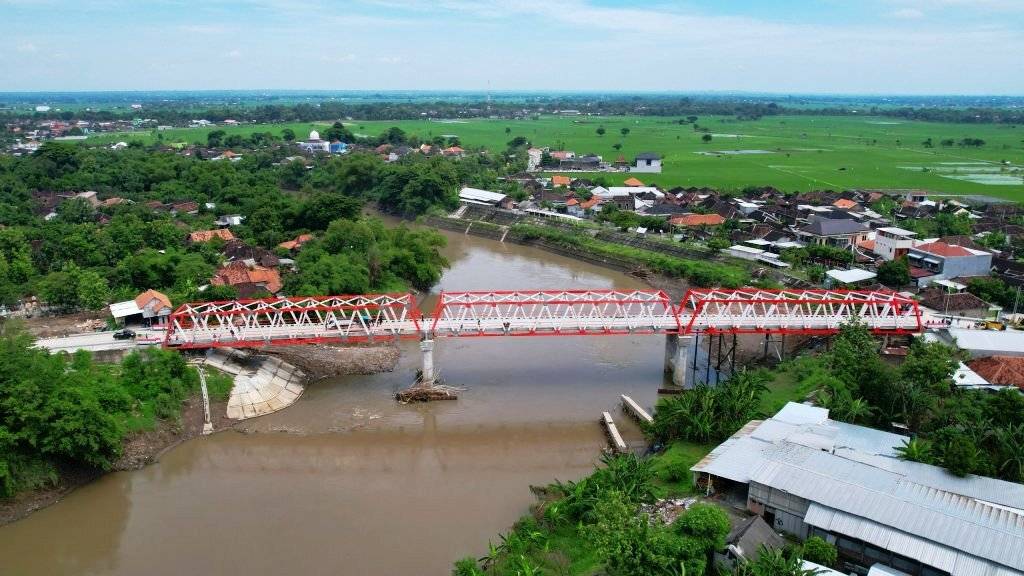 Pembangunan Jembatan Butuh, penghubung Desa Pilang di Kecamatan Masaran dengan Desa Gedongan di Kecamatan Plupuh, resmi rampung pada Jumat (3/1/2025). Infrastruktur sepanjang 150 meter ini akan diresmikan oleh Bupati Sragen, dr. Kusdinar Untung Yuni Sukowati, pada Senin (6/1/2025)