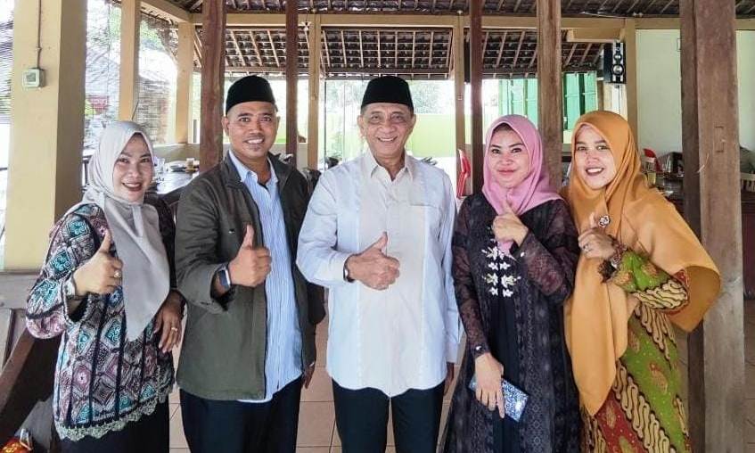 KH Moh Adnan (tengah) Pengurus Pusat JKSN usai silaturhami dengan pengurus JKSN Sragen