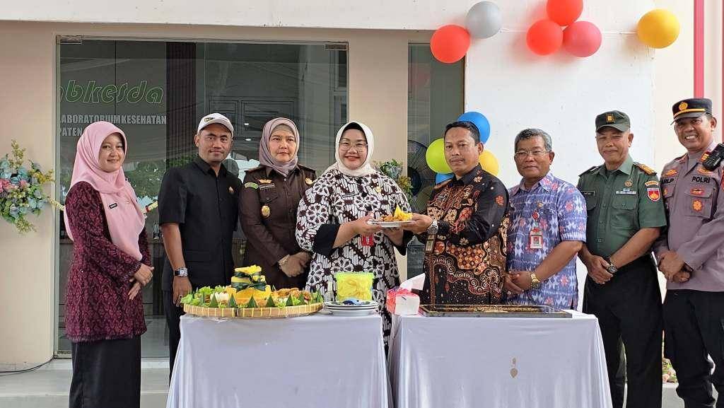 bupati Sragen Kusdinar Untung Yuni alias Mbak Yuni Meresmikan Gedung Laboratorium Kesehatan Daerah (Labkesda) wilayah Nglangon, Sragen kota