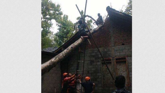 2402 - hujan deras sleman