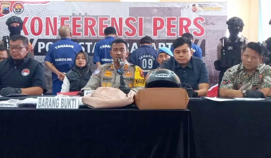 Polrsta Surakarta Konfrensi Pers kasus penjambret modus ban bocor
