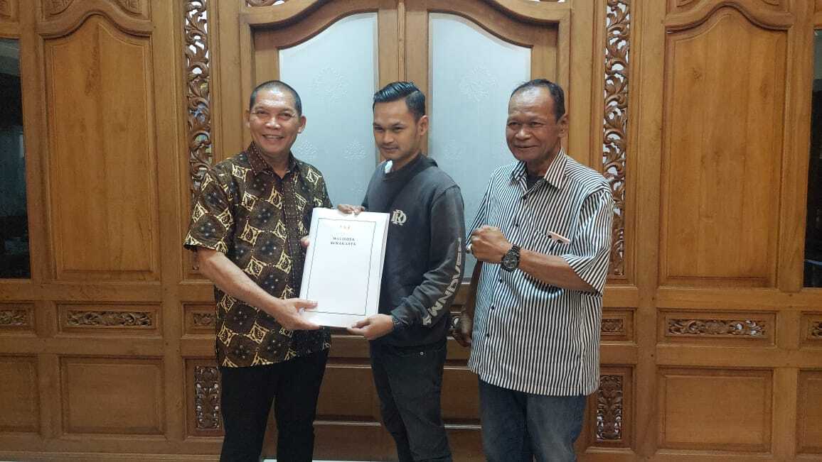 Teguh Bayar Tunggakan Sekolah Warga