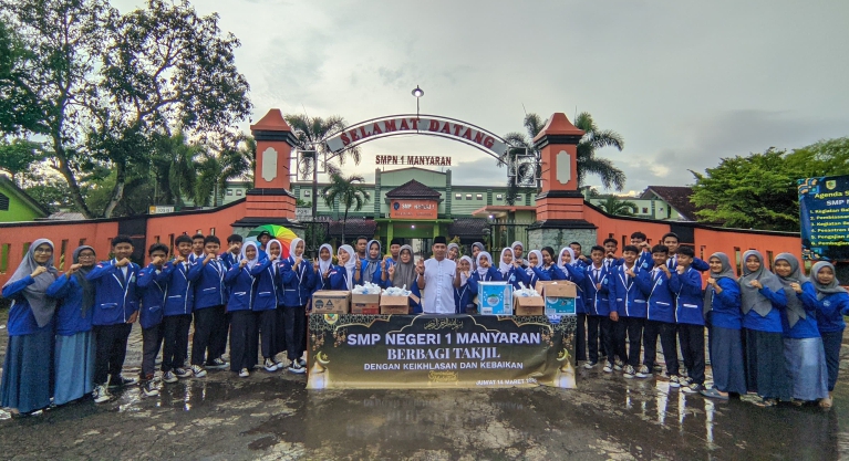 Tebar Kebaikan di Bulan Ramadhan, SMPN 1 Manyaran Wonogiri Gelar Aksi Berbagi Takjil