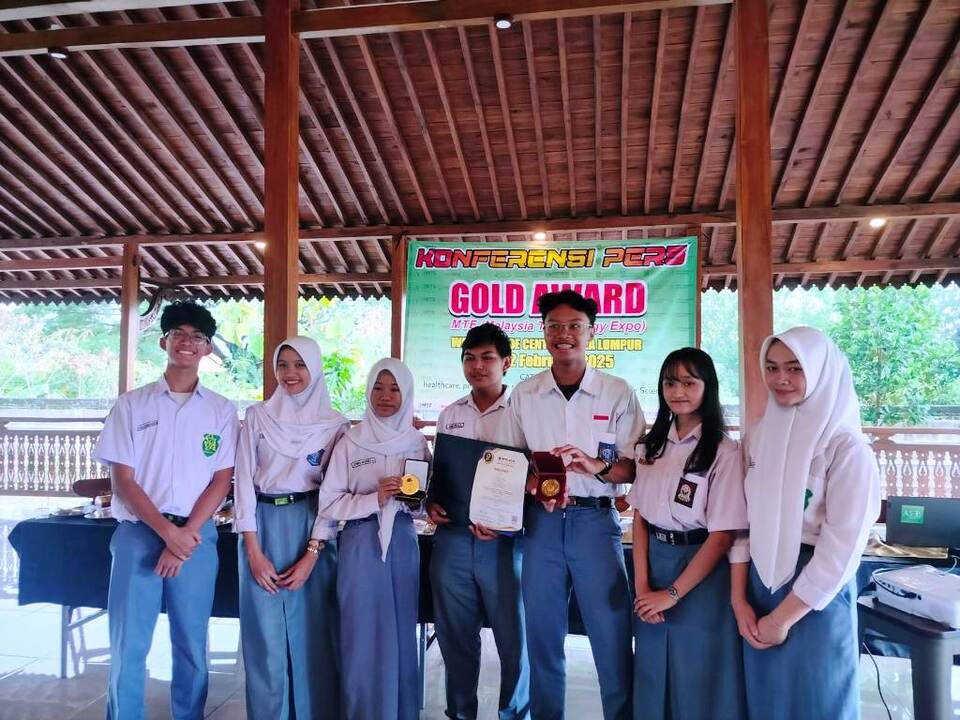 Tujuh pelajar dari sejumlah SMA SMK di Kota Solo yang tergabung dalam Tim SmartEly