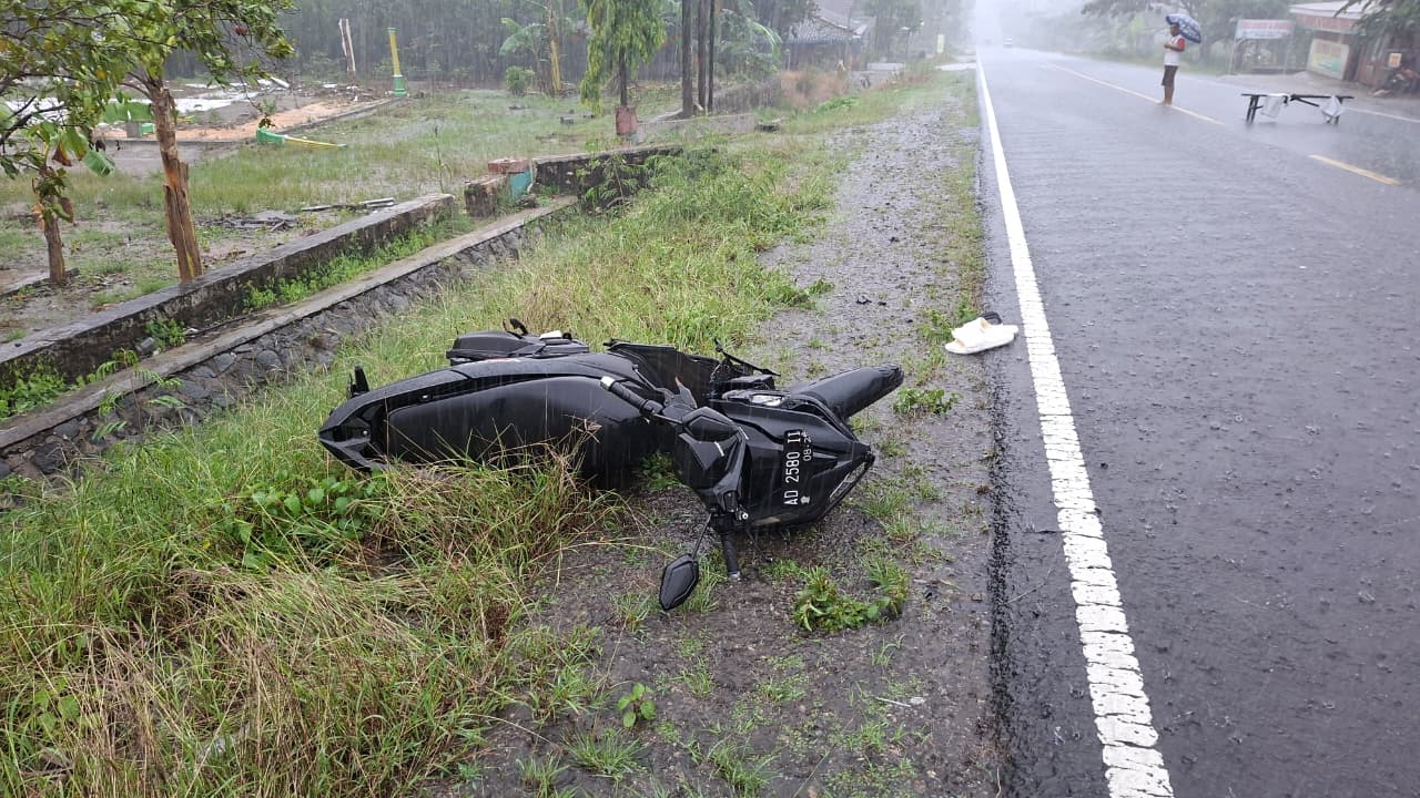 Detik-Detik Kecelakaan Maut di Tanjakan JLS Wonogiri, Pelajar Paranggupito Tewas di Tempat Setelah Motor Hantam Mobil