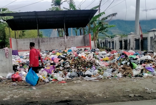 TPS Krisak Jadi Gunung Sampah! Bau Menyengat Bikin Mual, Dinas Sebut Dari Luar Wilayah