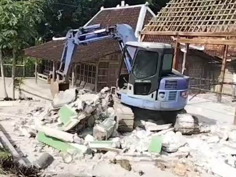 Viral! Gara-gara Sakit Hati Rumah Mewah Dirobohkan Dengan Excavator di Sukodono, Sragen Penyebabnya Istri Berselingkuh Dengan Pria Lain di Dalam Rumah