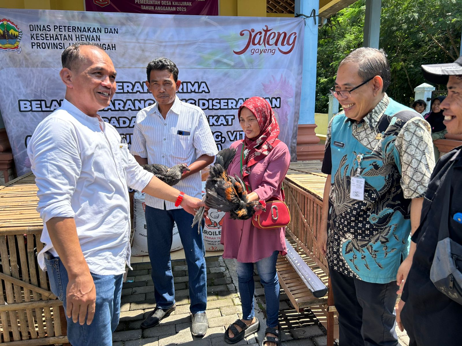 Sumanto Serahkan Bantuan Ayam Varietas Maron untuk Warga, Bisa Bertelur sampai 240 Butir Setahun