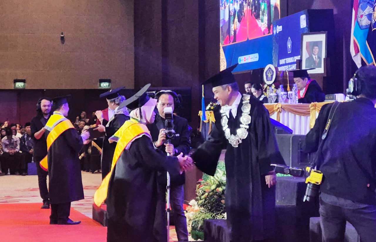 Wisuda 807 Sarjana, Rektor Unisri Minta Alumni Tak Jadi Beban Negara
