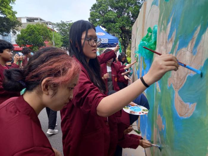 Mahasiswa DKV ISI Surakarta Warnai CFD Solo Lewat Aksi Mural dan Launching Logo Dies ke-14