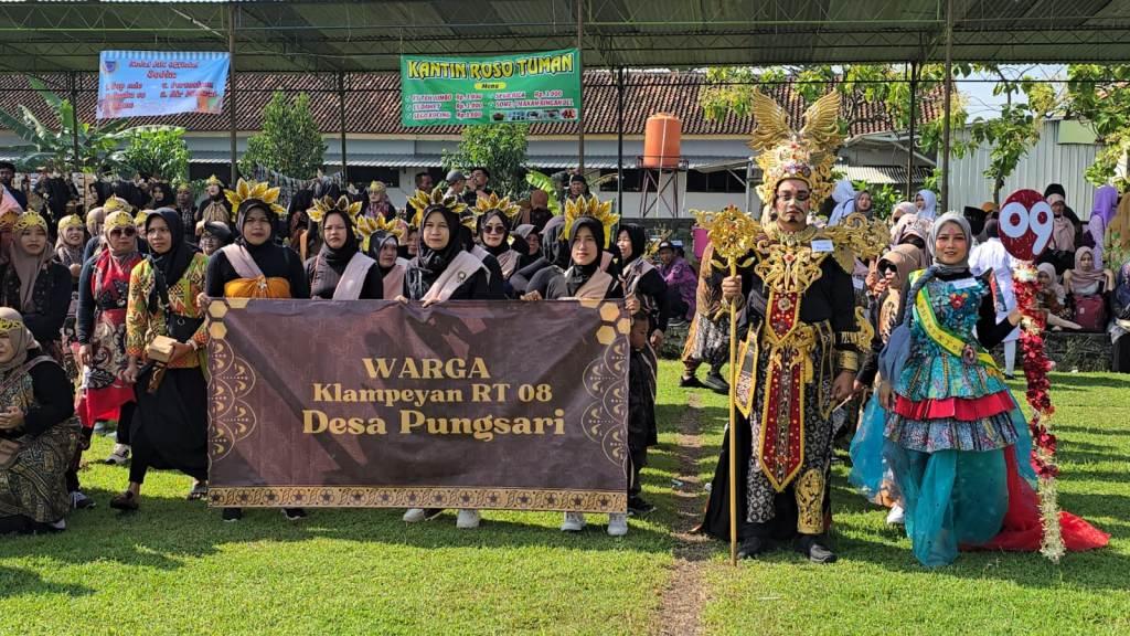 Festival batik Desa Pungsari Festival batik Desa Pungsari, Kecamatan Plupuh, Kabupaten Sragen, Jawa Tengah pada Sabtu (1/11/2025) Huri Yanto