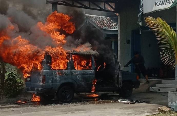 Heboh! Toyota Kijang Rover Terbakar Hebat di Wuryantoro Wonogiri, Begini Kronologinya
