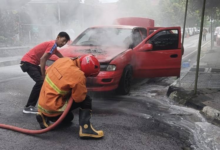 Sempat Meledak! Mobil Sedan Terbakar di Depan Kejaksaan Negeri Wonogiri, Bikin Panik Warga!