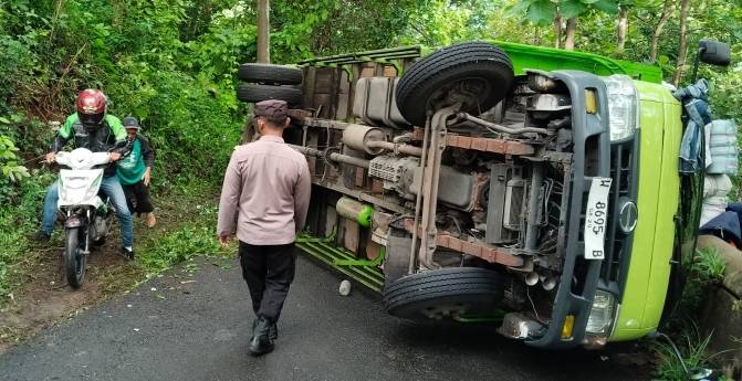 Jalur Tunggangan Minta Korban Lagi! Truk Muatan 4 Ton Plastik Terguling, Polisi Ingatkan Pengemudi Jangan Nekat Lewat Sini