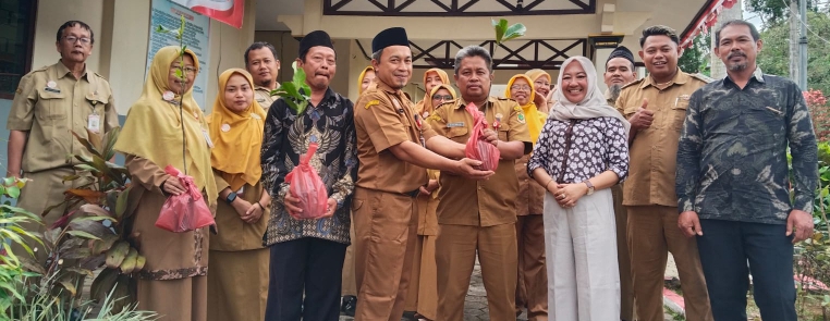 SMPN 3 Kismantoro Gelorakan Program Hijau Bumiku Amanlah Alamku, Bagikan Bibit Nangka dan Tanam Pohon Bersama Camat dan DPRD