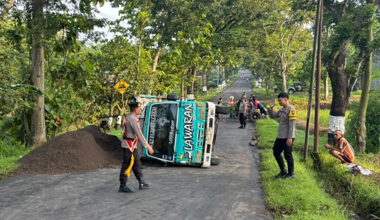 Waduh!Truk Pasir Terguling di Pondok Wonogiri