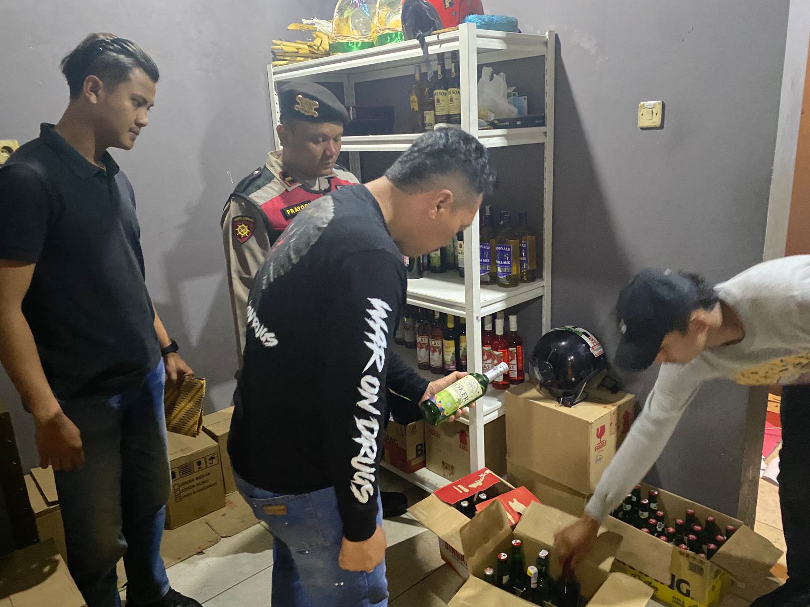 Penggerebekan Miras di Baturetno Bikin Geger: Puluhan Botol Disita 1 Penjual Diamankan